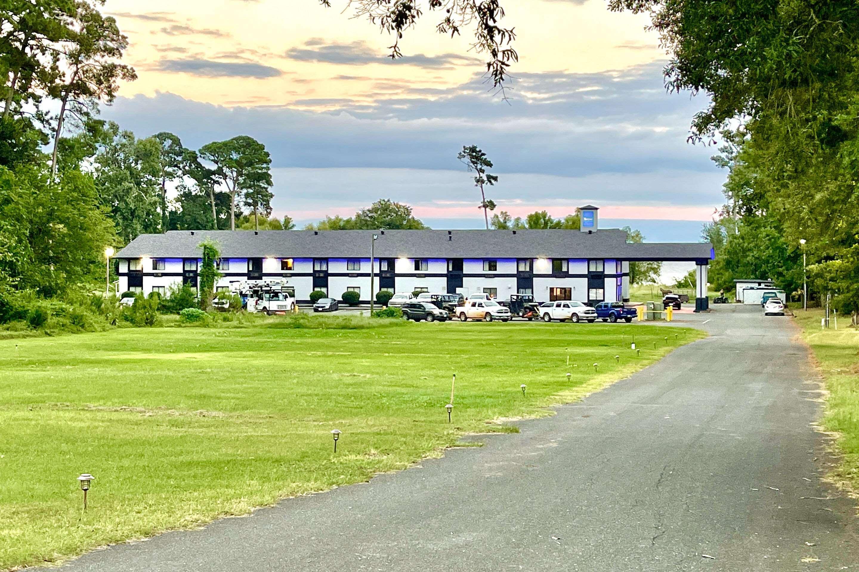 Rodeway Inn & Suites Hemphill Exterior photo